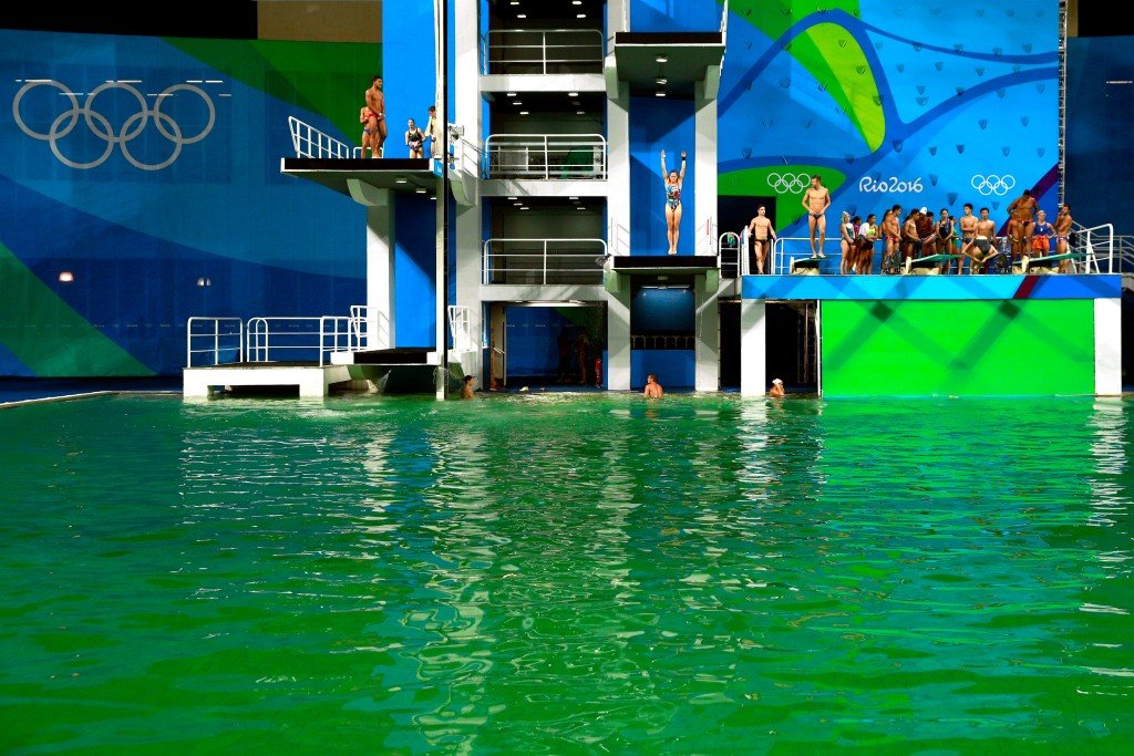 В олимпийском бассейне позеленела вода